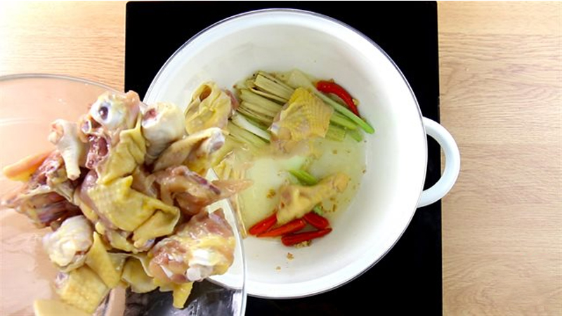 2 cach nau ga la giang thit dai nuoc thom dam da 202103092011490739